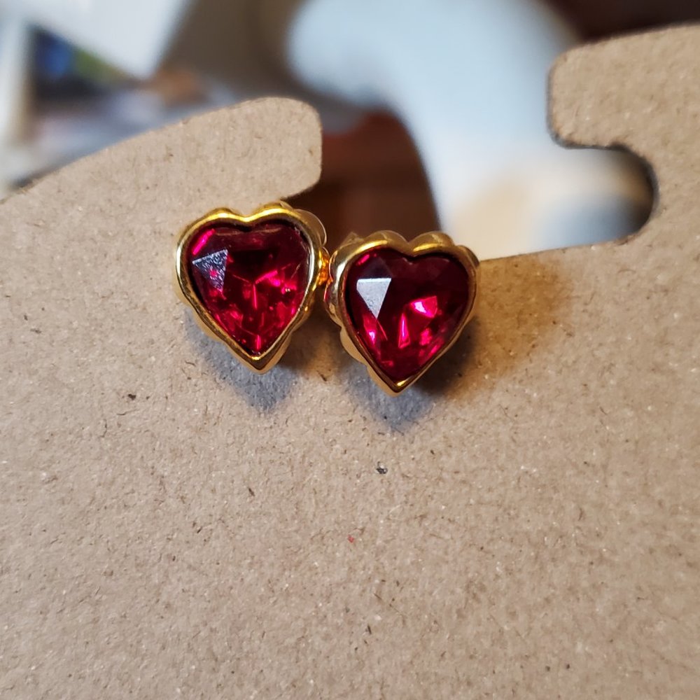 Avon Gold Tone Red Glass Heart Stud Earrings Elegant Women Fashion Design Style